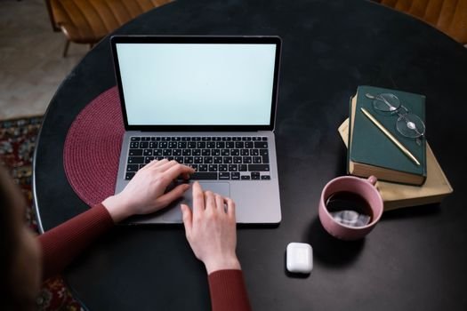 Seorang kreator konten sedang menyusun narasi pribadi di situs web miliknya sembari menikmati suasana tenang di sebuah kedai kopi. Kemudahan pengelolaan platform digital kini memberikan kemerdekaan penuh bagi individu untuk mempublikasikan karya tanpa batasan algoritma media sosial.